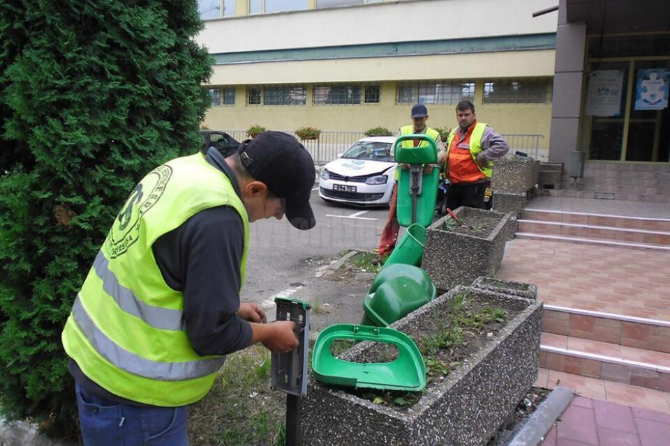 Cele 500 de coșuri de gunoi stradale sunt puse de Diasil, în baza contractului încheiat cu Primăria Suceava