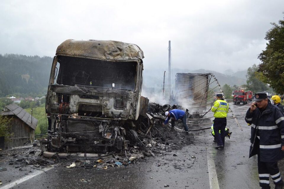 Acum câteva zile două vehicule grele s-au ciocnit și au luat foc pe DN 17, la Vama