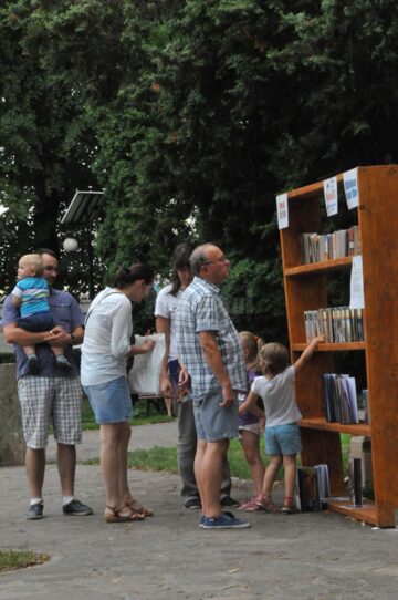 Pe parcursul zilelor în care standul de carte a fost amplasat în Parcul Universității, sute de suceveni și-au arătat interesul pentru a răsfoi paginile cărților