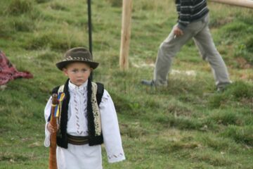 Semnalul de începere a programului a fost dat de buciumași, cel mai tânăr fiind Ioan Nemțan, din Câmpulung Moldovenesc, în vârstă de numai 2 ani