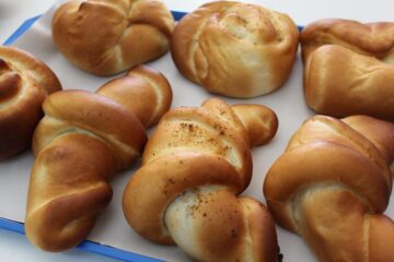Delicioase produse de patiserie făcute după rețete tradiționale, cu produse naturale