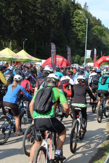 Sute de bicicliști au “luat cu asalt” frumoasa zonă a Humorului, la cea de-a doua ediție a Bucovina MTB Maraton