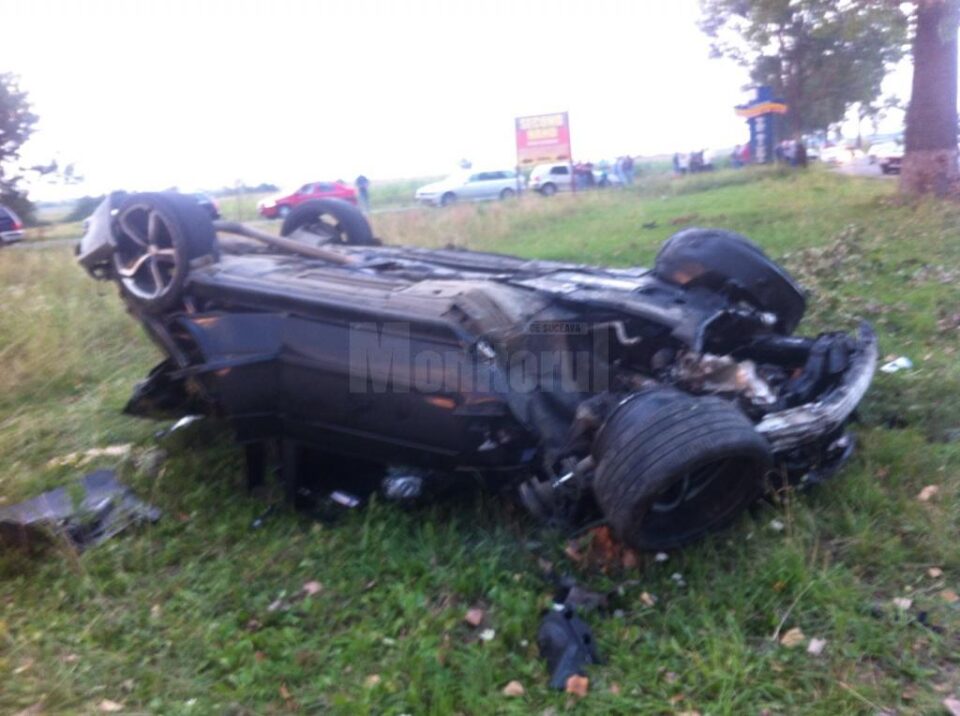 Ciocnire între două mașini, într-o intersecție periculoasă