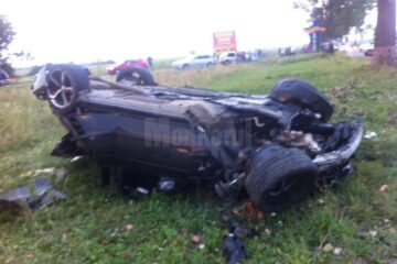 Ciocnire între două mașini, într-o intersecție periculoasă