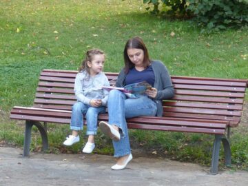 Pe parcursul zilelor în care standul de carte a fost amplasat în Parcul Universității, sute de suceveni și-au arătat interesul pentru a răsfoi paginile cărților