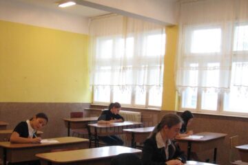 Un elev a fost eliminat pentru fraudă, iar un altul a refuzat să predea lucrarea, la examenul de bac