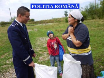 Peste 20 de familii sărace au primit rechizite pentru copii, în cadrul unei campanii a Poliției