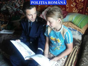 Peste 20 de familii sărace au primit rechizite pentru copii, în cadrul unei campanii a Poliției