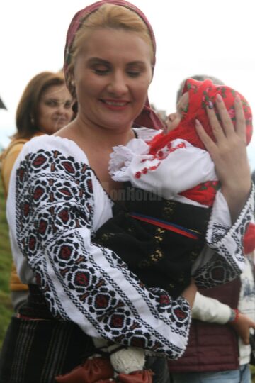 Câteva mii de turiști de pe Transrarău au făcut popas la Festivalul "Comorile Muntelui"