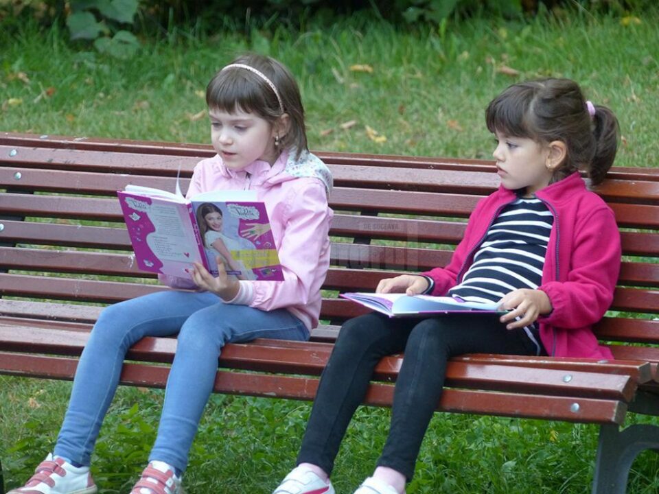 Pe parcursul zilelor în care standul de carte a fost amplasat în Parcul Universității, sute de suceveni și-au arătat interesul pentru a răsfoi paginile cărților