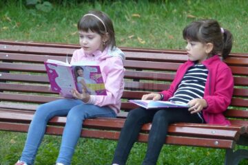 Pe parcursul zilelor în care standul de carte a fost amplasat în Parcul Universității, sute de suceveni și-au arătat interesul pentru a răsfoi paginile cărților