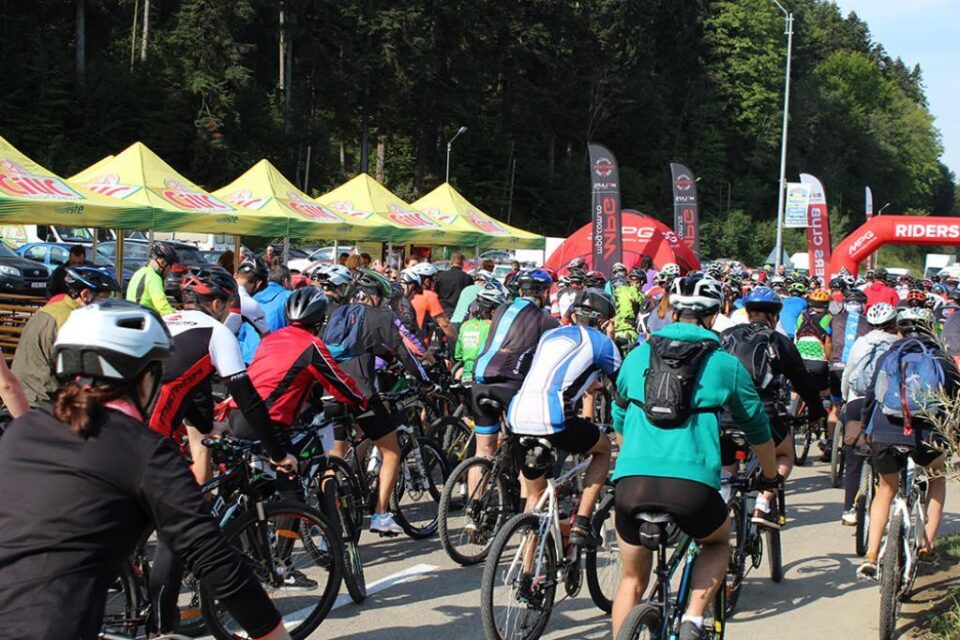 Sute de cicliști au pornit să exploreze frumusețile Bucovinei pe două roți