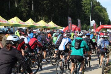 Sute de cicliști au pornit să exploreze frumusețile Bucovinei pe două roți