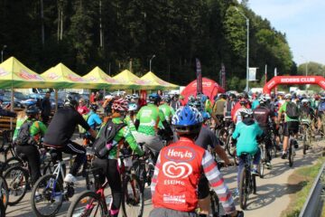 Sute de bicicliști au “luat cu asalt” frumoasa zonă a Humorului, la cea de-a doua ediție a Bucovina MTB Maraton