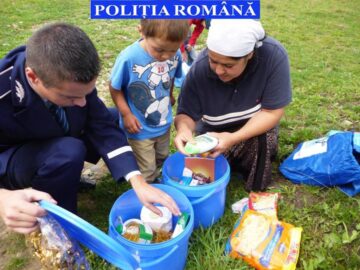Peste 20 de familii sărace au primit rechizite pentru copii, în cadrul unei campanii a Poliției