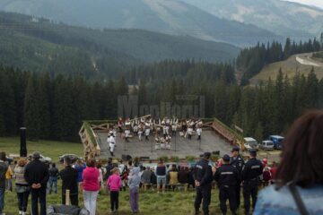 Câteva mii de turiști de pe Transrarău au făcut popas la Festivalul "Comorile Muntelui"