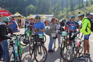 Sute de bicicliști au “luat cu asalt” frumoasa zonă a Humorului, la cea de-a doua ediție a Bucovina MTB Maraton