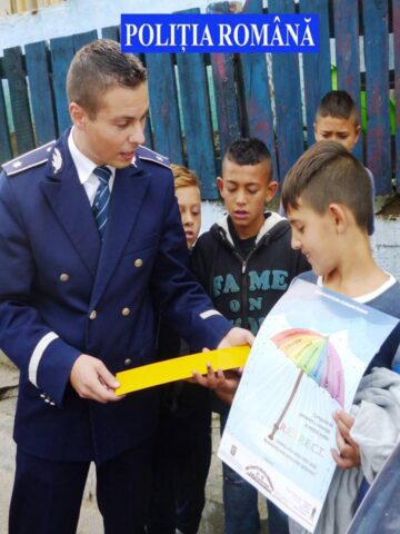 Peste 20 de familii sărace au primit rechizite pentru copii, în cadrul unei campanii a Poliției