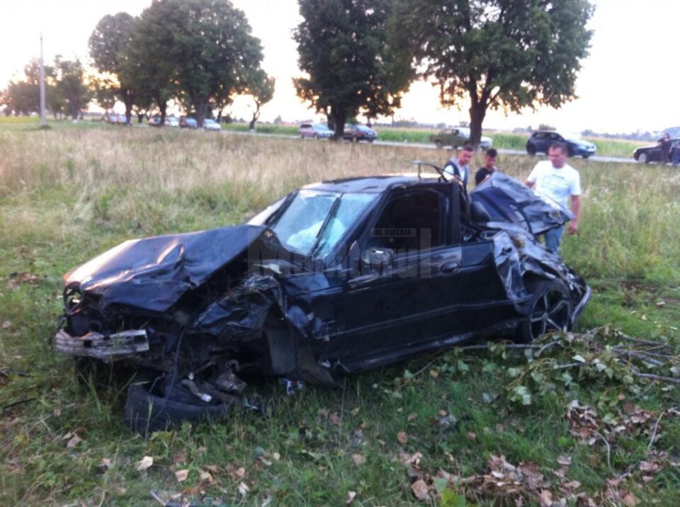 Ciocnire între două mașini, într-o intersecție periculoasă