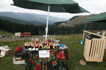 Câteva mii de turiști de pe Transrarău au făcut popas la Festivalul "Comorile Muntelui"