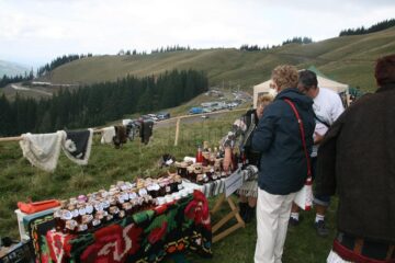 Câteva mii de turiști de pe Transrarău au făcut popas la Festivalul "Comorile Muntelui"