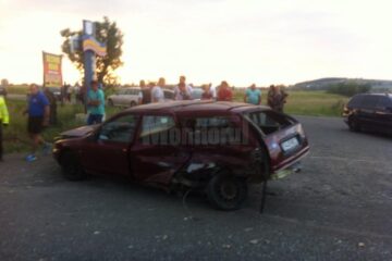 Accidentul petrecut la Horodnic de Sus, unde șoferul aflat la volanul unui autoturism marca Ford Mondeo nu a acordat prioritate de trecere și a intrat în coliziune cu un autoturism marca BMW 525