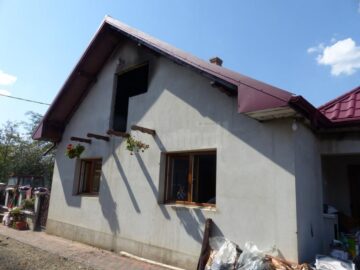 Casa mirilor a rămas în picioare dar a fost grav afectată pe interior și în partea superioară