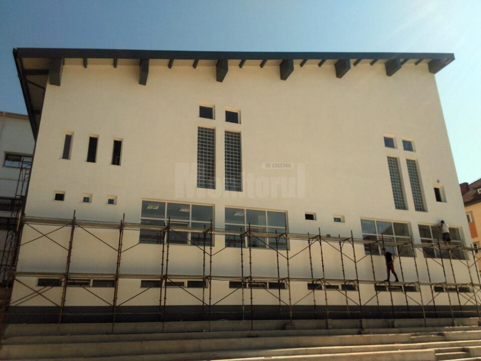 „Minunile” de la LPS: amfiteatru fără scaune și stadion fără tribune și vestiare