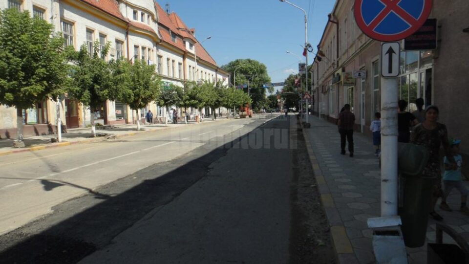 Traficul rutier în Rădăuți a fost ieri strangulat aproape în totalitate de lucrările care se execută în centrul așezării