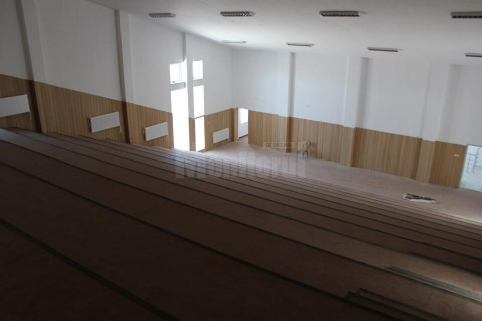 „Minunile” de la LPS: amfiteatru fără scaune și stadion fără tribune și vestiare