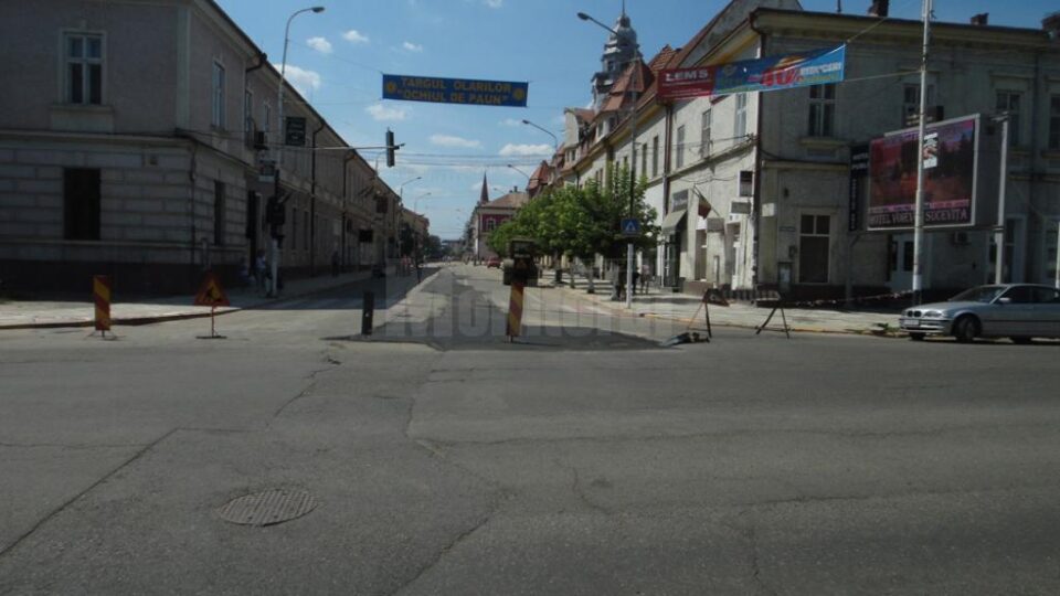 Traficul rutier în Rădăuți a fost ieri strangulat aproape în totalitate de lucrările care se execută în centrul așezării