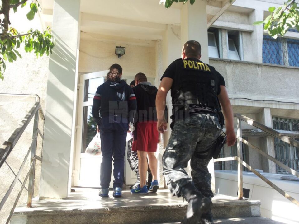 Cei doi indivizi arestați preventiv