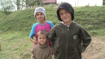 Părinții celor trei frați amărâți care înduioșează trecătorii cu o pancartă pe care scrie „1 leu poza”, așteptați la sediul Protecției Copilului pentru consiliere