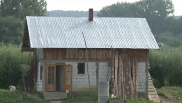Părinții celor trei frați amărâți care înduioșează trecătorii cu o pancartă pe care scrie „1 leu poza”, așteptați la sediul Protecției Copilului pentru consiliere