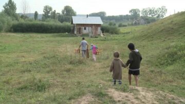 Părinții celor trei frați amărâți care înduioșează trecătorii cu o pancartă pe care scrie „1 leu poza”, așteptați la sediul Protecției Copilului pentru consiliere