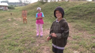 Părinții celor trei frați amărâți care înduioșează trecătorii cu o pancartă pe care scrie „1 leu poza”, așteptați la sediul Protecției Copilului pentru consiliere
