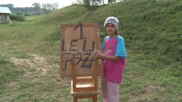 Părinții celor trei frați amărâți care înduioșează trecătorii cu o pancartă pe care scrie „1 leu poza”, așteptați la sediul Protecției Copilului pentru consiliere