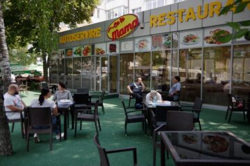 Terasa autoservirii permite clienților să mănânce ori sa se relaxeze în aer liber, la umbra copacilor