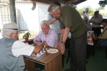 Pensionarii suceveni au acum unde juca sah, remi, table și tenis de masă, indiferent de vreme