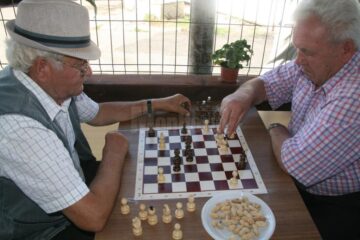 Pensionarii suceveni au acum unde juca sah, remi, table și tenis de masă, indiferent de vreme