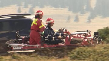 Doi pasageri din avionul prăbușit au fost transportați la ambulanțe cu ajutorul șenilatelor din dotarea SMURD