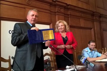 Lilianei Agheorghicesei i-a fost înmânată placheta de prefectul Constantin Harasim