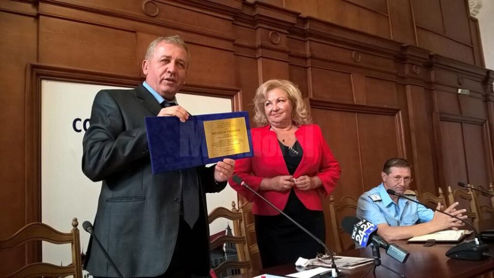 Lilianei Agheorghicesei i-a fost înmânată placheta de prefectul Constantin Harasim