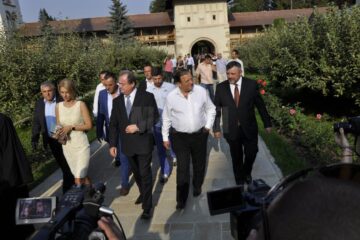 Gorghiu și Blaga s-au recules la mormântul lui Ștefan cel Mare de la Putna