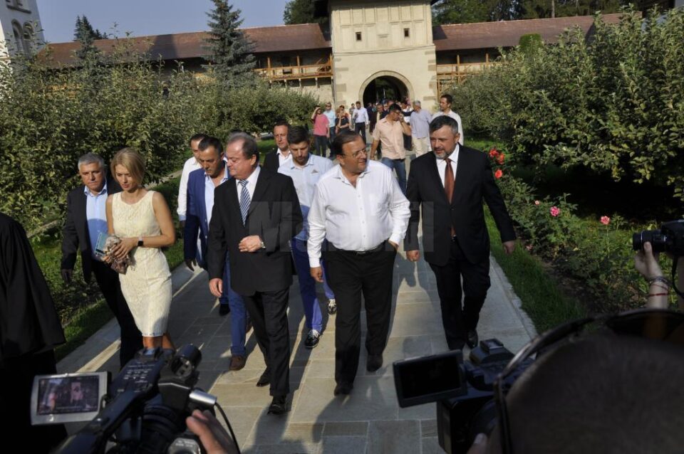 Gorghiu și Blaga s-au recules la mormântul lui Ștefan cel Mare de la Putna