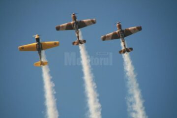 Acrobații aeriene spectaculoase, adrenalină și manevre amețitoare, la spectacolul aviatic Suceava Air Show