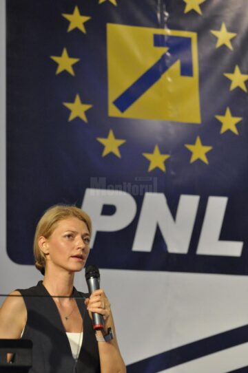 Demonstrație de forță a PNL Suceava în fața unei săli arhipline de membri și susținători