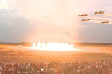 Efectele pirotehnice spectaculoase de la sol și avioane care au trecut prin „foc” au încheiat după-amiaza de sâmbătă Efectele pirotehnice spectaculoase de la sol și avioane care au trecut prin „foc” au încheiat după-amiaza de sâmbătă