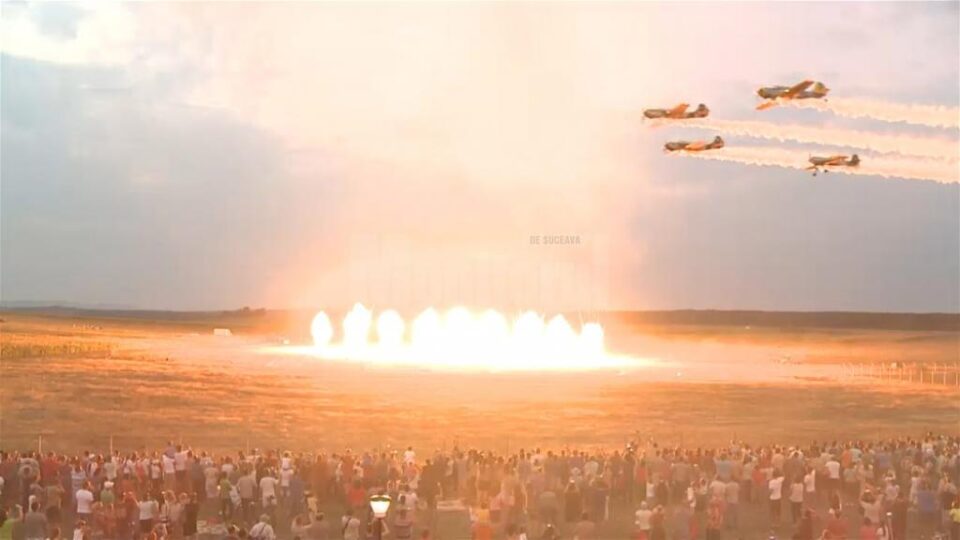 Efectele pirotehnice spectaculoase de la sol și avioane care au trecut prin „foc” au încheiat după-amiaza de sâmbătă Efectele pirotehnice spectaculoase de la sol și avioane care au trecut prin „foc” au încheiat după-amiaza de sâmbătă