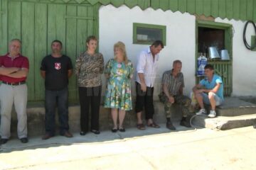 Rude și vecini s-au adunat la locuința afaceristului pentru a-i lua apărarea acestuia